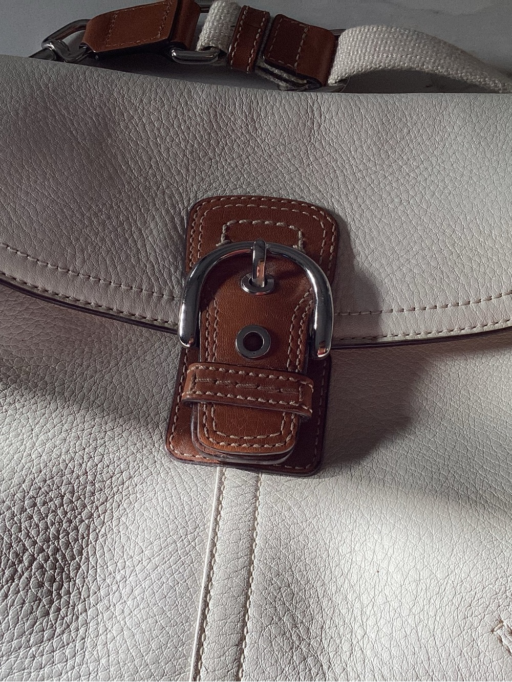 Coach Cream Leather Crossbody with Tan Buckle - Picture 2 of 8